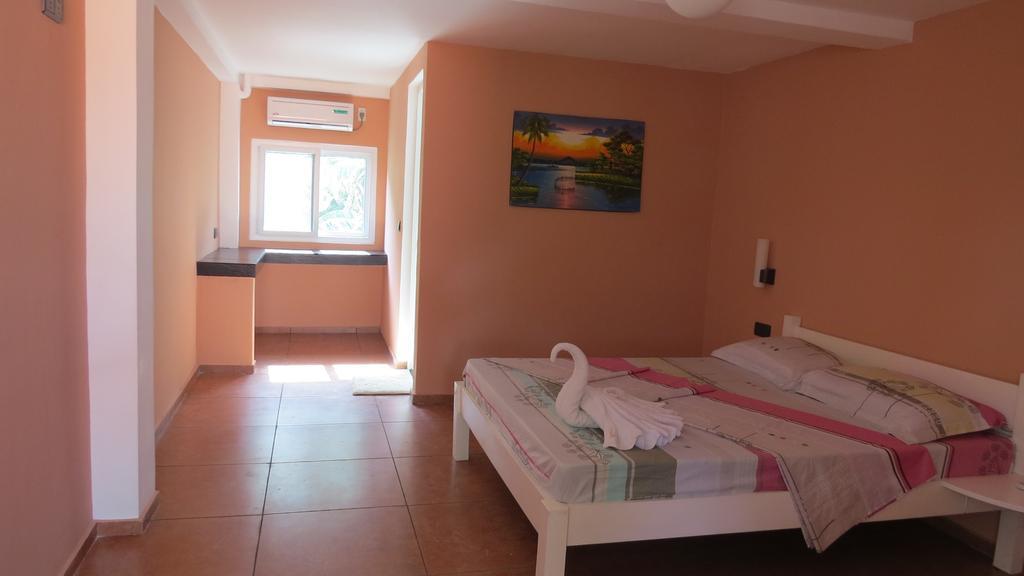 Binucot Beach Resort Ferrol Rum bild