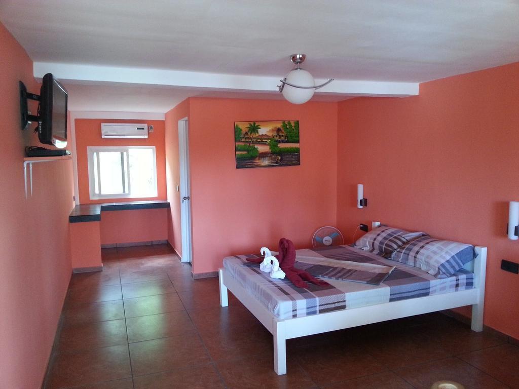 Binucot Beach Resort Ferrol Rum bild